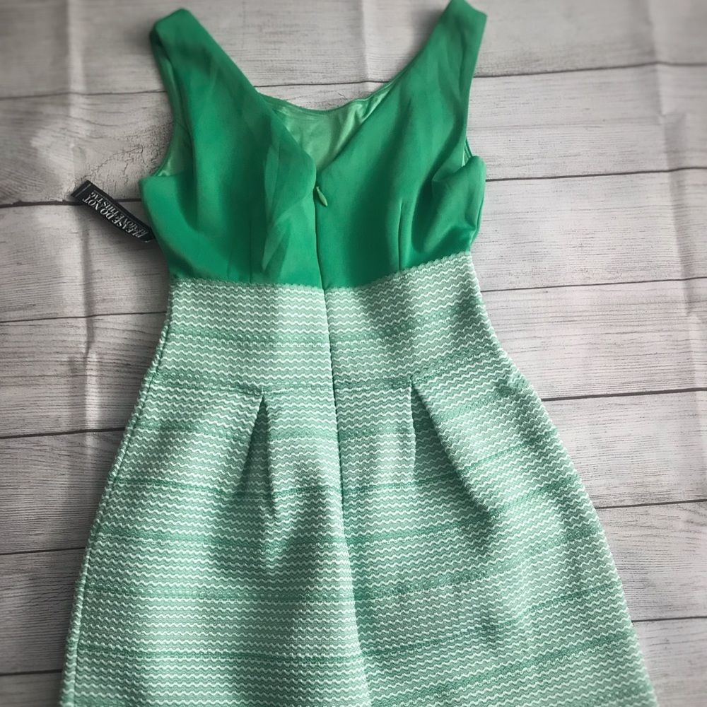 Never worn NY & Co green dress with the tags still on it